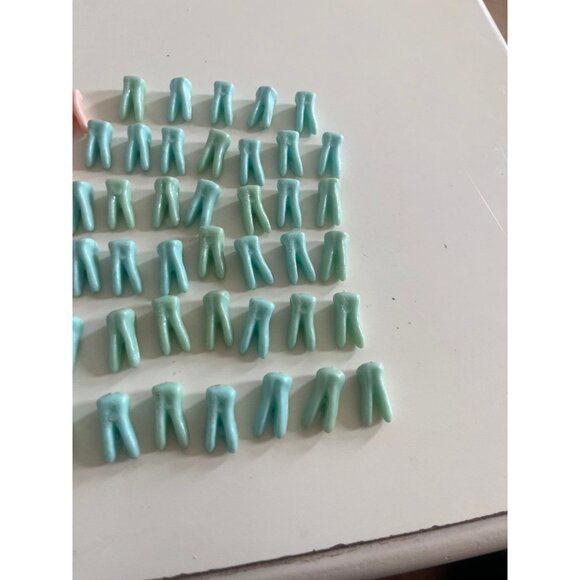 Blue and pink teeth - Picture 2 of 3